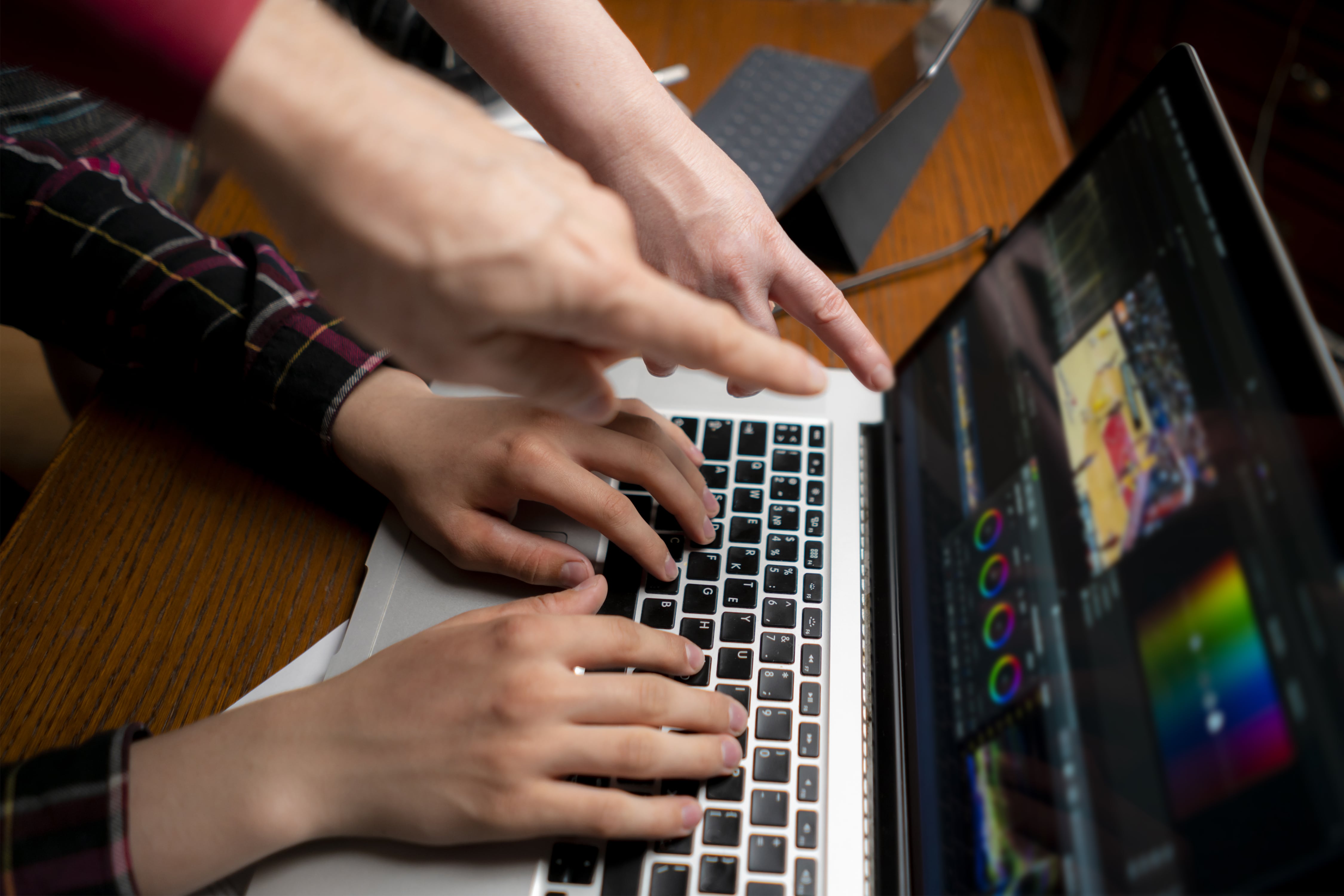 Mains montrant un écran de pc portable