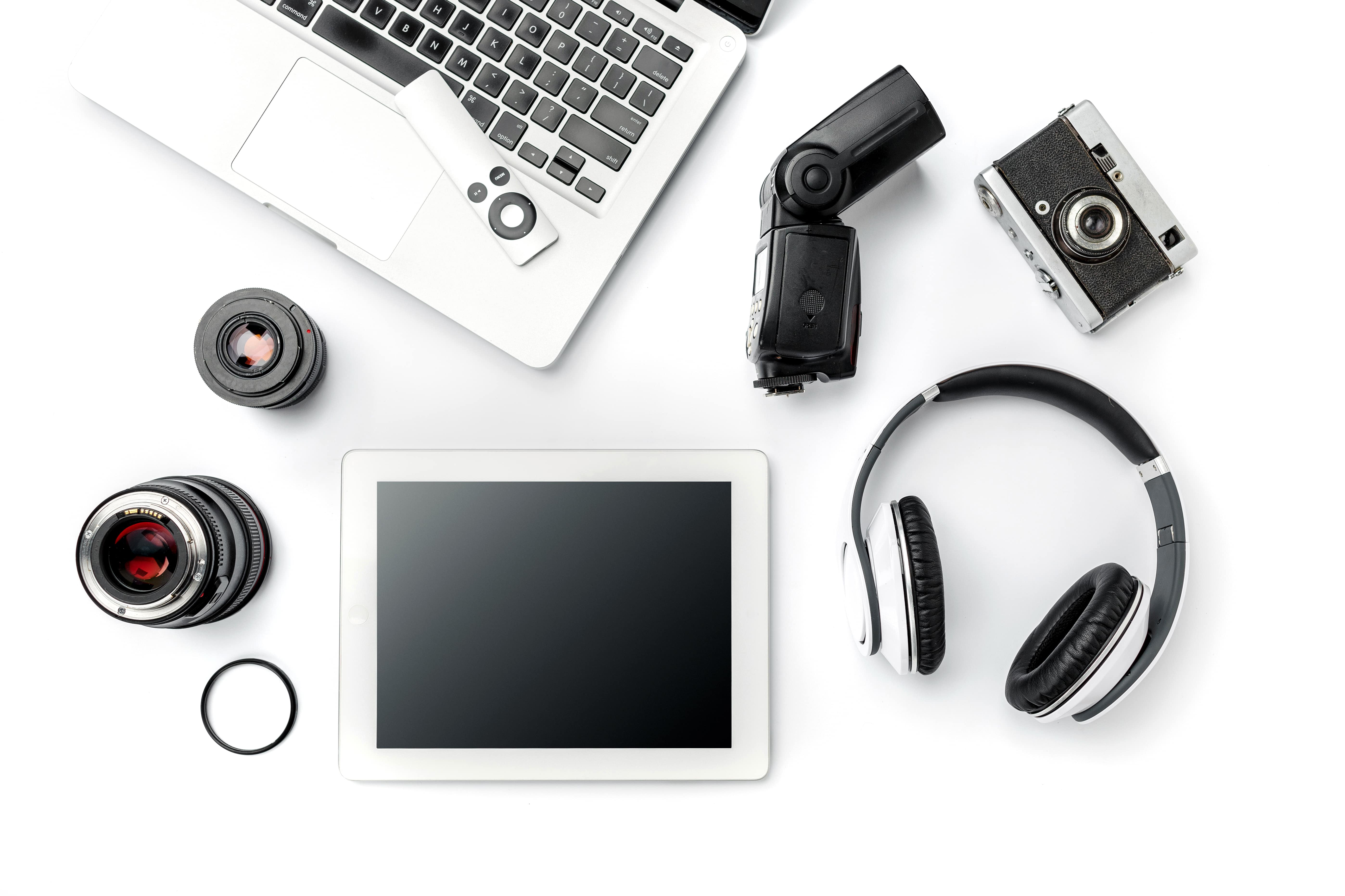 Matériel mutlimédia : pc, tablette, objectif photo, flash, appareil photo, écouteurs